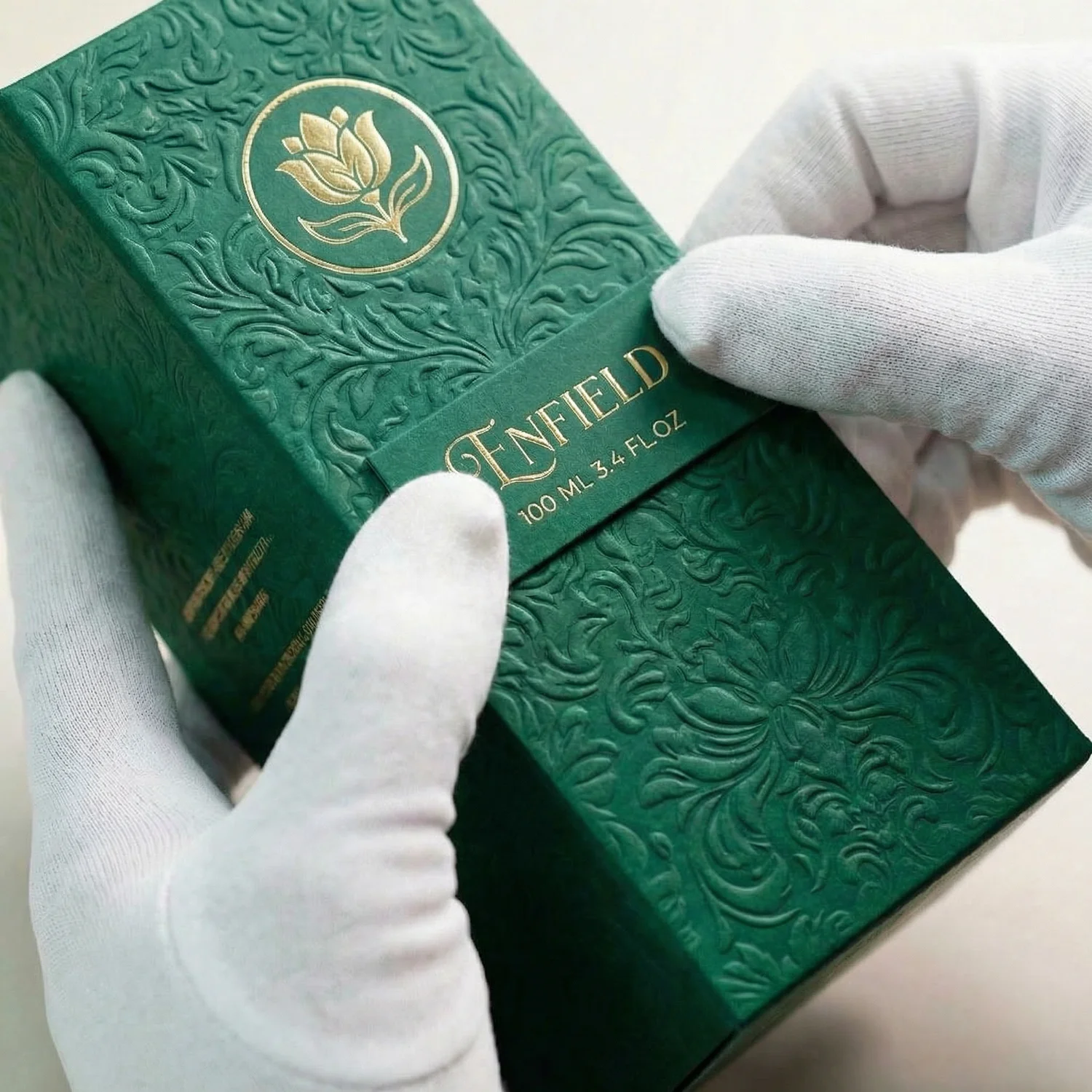 White Label & Private Label von Badeblüte. Etikett von Enfield wir auf luxuriöser Verpackung angebracht